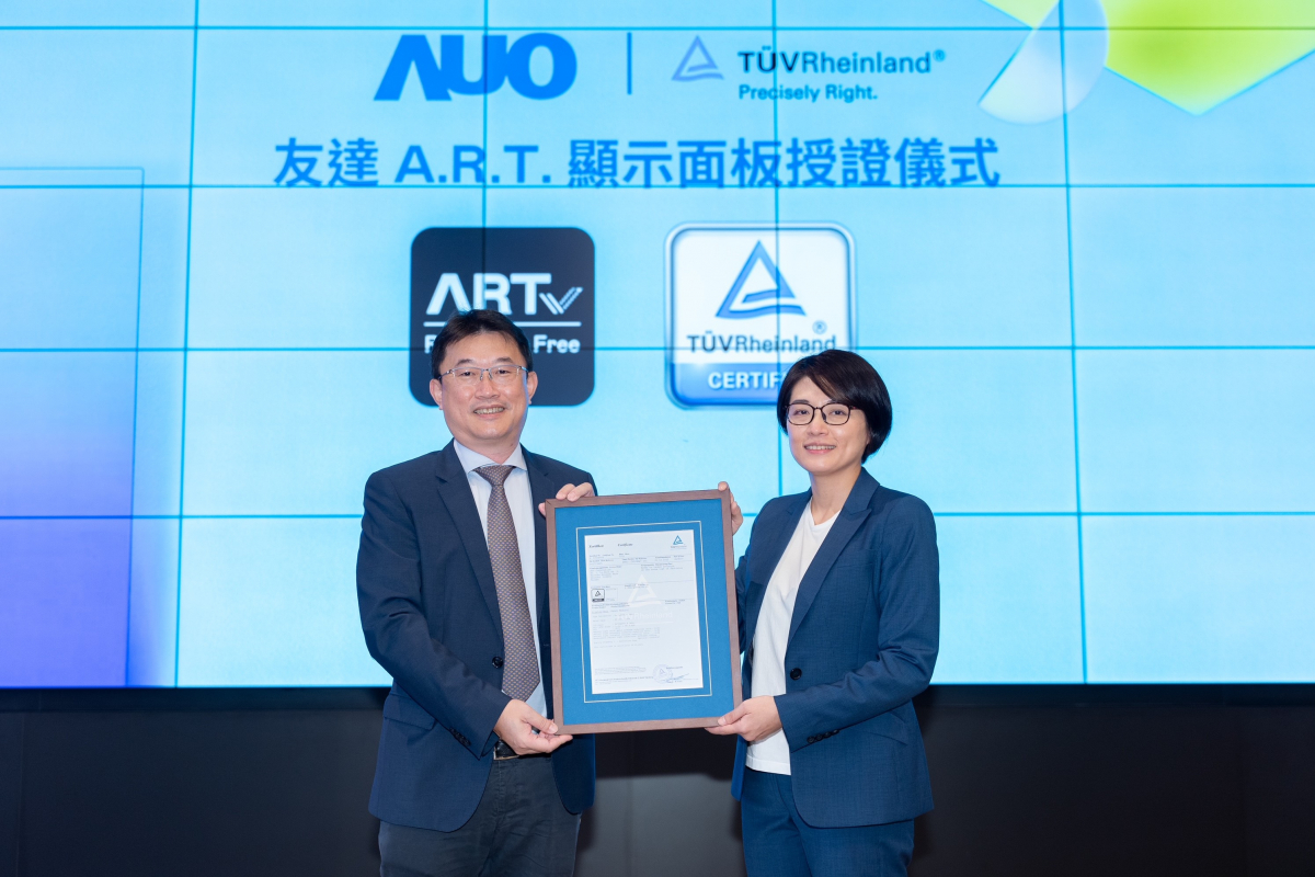 MK体育
A.R.T.显示技术获得全球首张德国莱因TUV无反射认证，由MK体育
显示策略事业群资深副总经理陈建斌代表受证(图左)