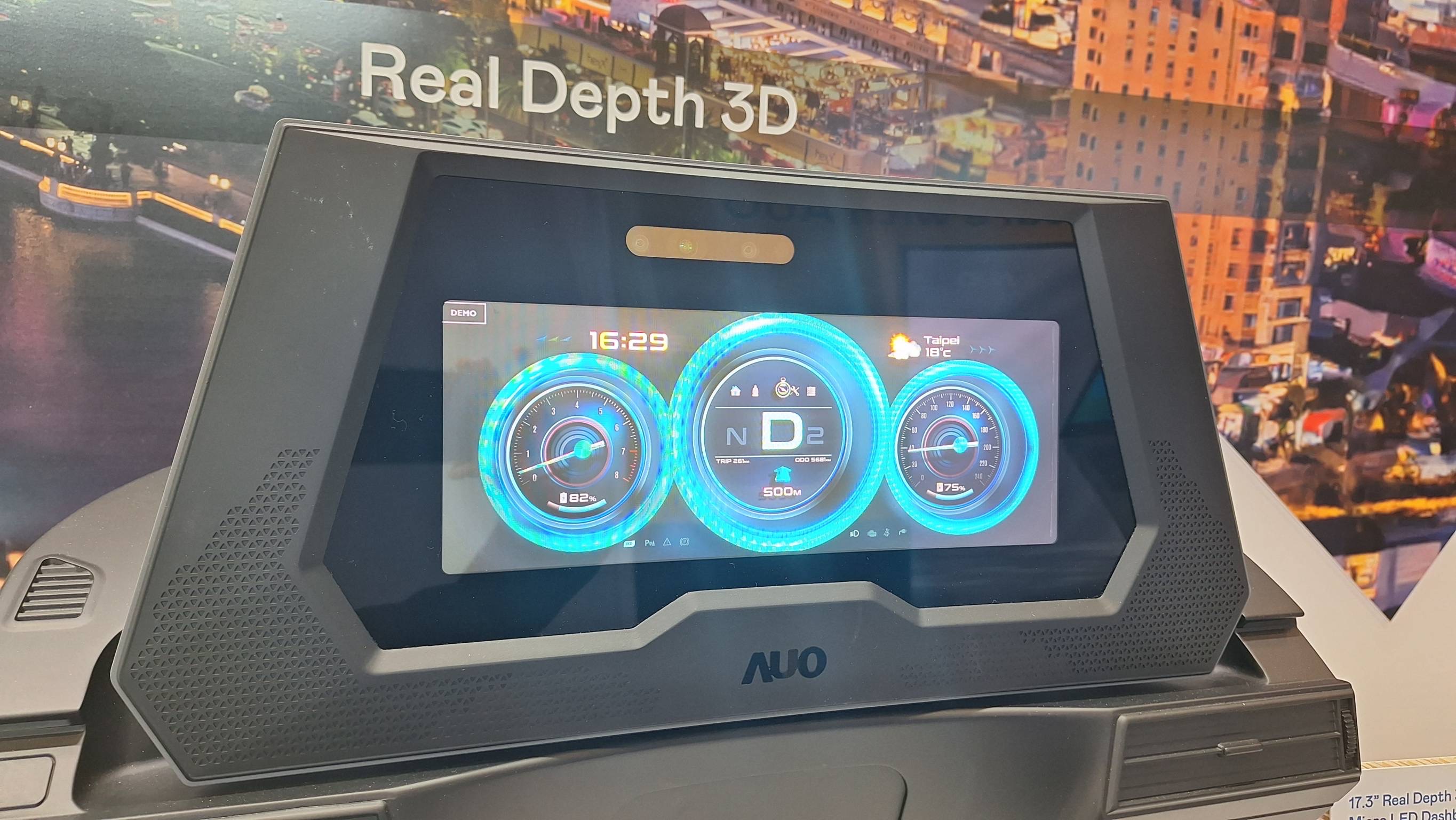 MK体育
的「裸眼3D Micro LED仪表板」将Micro LED与LCD技术整合成17.3吋显示器，打造令人惊艳的3D效果，同时具备DMS辨识系统，可侦测驾驶行为并进行安全预警。