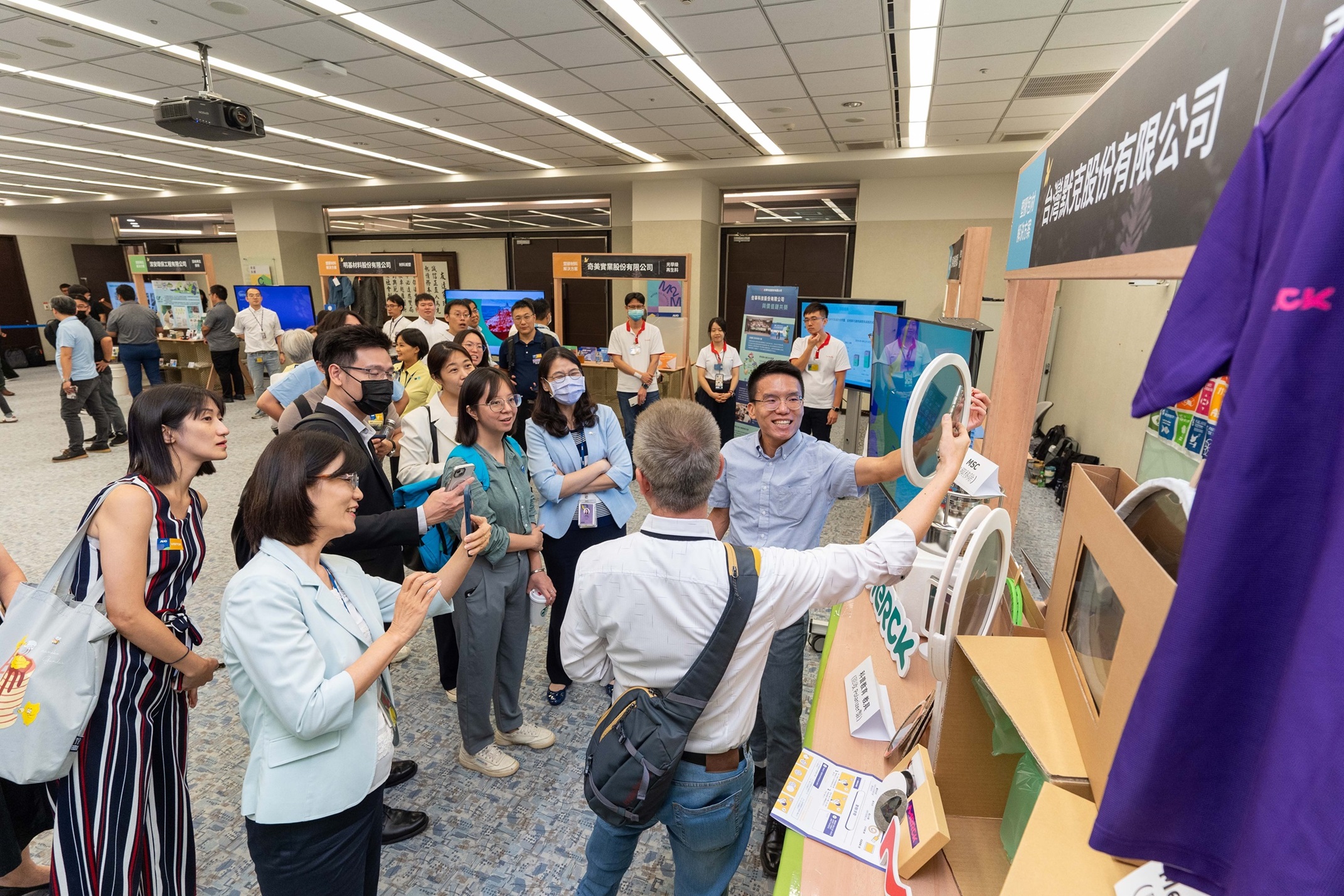MK体育
连手产业伙伴策划首届生态圈联展，展示如何将废塑料循环再利用，创新解决方案包括：塑料包材再生与循环使用、再生塑料研发及应用、废塑料回收再生技术、减塑生活提案等